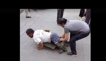 Descubierto: Pedía limosnas a pesar de lo que ocultaba bajos sus pantalones