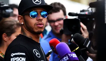 El campeón de la F1, Lewis Hamilton, chocó su auto por estar agotado