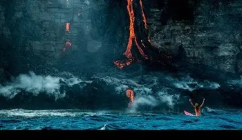 La "mujer de Indiana Jones" surfea a pocos metros de un volcán en plena erupción