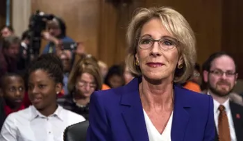 Dos senadoras republicanas se rebelan contra nominada de Educación de Trump