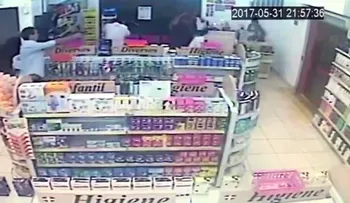Un criminal entró a robar en una farmacia; para su desgracia todos los clientes eran policías y lo mataron