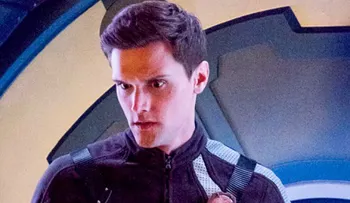 Despiden actor Hartley Sawyer, de la serie "The Flash", por mensajes misóginos y racistas
