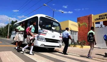 Gobierno entrega 32 autobuses escolares en distintas provincias del país
