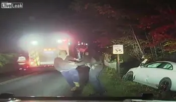 Arrestan senadora por manejar ebria; no podía mantenerse en pie 