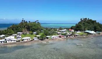 Los habitantes de la isla fiyiana de Serua resisten el avance del mar y rechazan abandonar su territorio ancestral