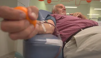 "El hombre del brazo de oro" donó sangre todas las semanas 60 años y salvó la vida de 2,4 millones de bebés