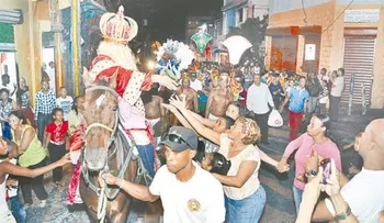 Los Reyes Magos desfilan por la Zona Colonial