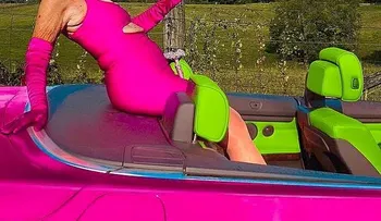 Una anciana de 92 años, es influencer, con poses juveniles y desenfadadas