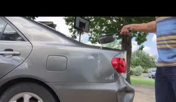 Todo lo que necesita para arreglar abolladuras de tu auto:  Agua hirviendo y un desatascador 