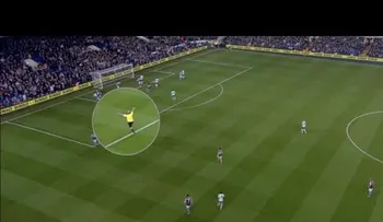Conozca al insólito árbitro que festeja goles en la liga inglesa
