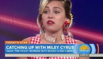 ¿Por qué Miley Cyrus suele ir medio desnuda en sus apariciones públicas? (VIDEO)