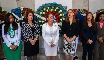 Dirección de Pasaportes deposita ofrenda floral en Altar de la Patria