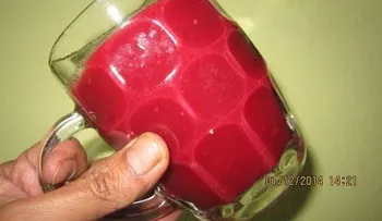 Un jugo de manzana, remolacha y zahoria para eliminar miomas o quistes ovaricos