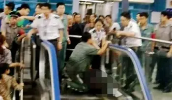 China: Niño de cuatro años muere atrapado en escalera eléctrica