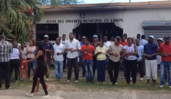 Alcalde saliente de El Limón de Samaná se encadena alegando fraude