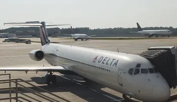 Arrestan a un empleado de Delta Air Lines con más de 282.000 dólares en su maleta