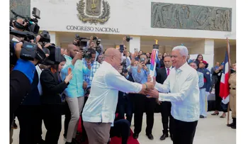Presidente del Senado recibe antorcha de Santo Domingo 2026