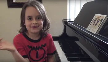 El niño autista de 7 años que conquistó el corazón de Taylor Swift tocando el piano