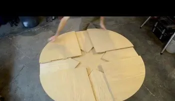 Abre una mesa para recibir sus invitados y al girarla revela un secreto! Increíble! (VIDEO)
