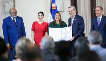 Presidente Abinader y Ministro Fulcar entregan Medalla a la Excelencia Magisterial 2022