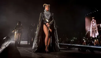 Beyoncé reza y Lupita teje: los rituales de buena suerte de los famosos