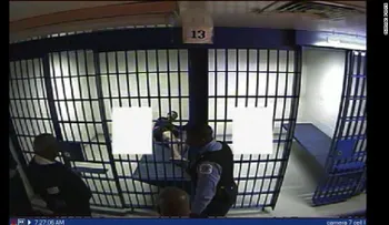 Policía utiliza una Taser contra un hombre en su celda (VIDEO)