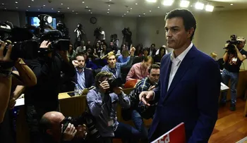 El exdirigente socialista español Pedro Sánchez entrega su acta como diputado