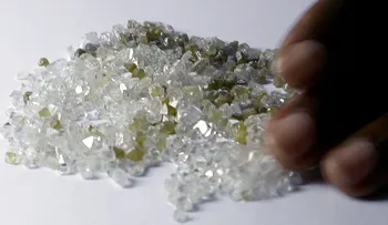 Zimbabue intenta salvar su economía cerrando todas las minas de diamantes