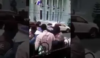 Policías municipales sacan a la fuerza a un predicador en un parque (VIDEO)