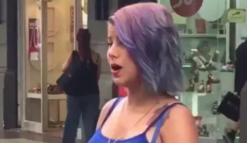 Una venezolana que canta en las calles de Santiago cautiva a los chilenos con su voz