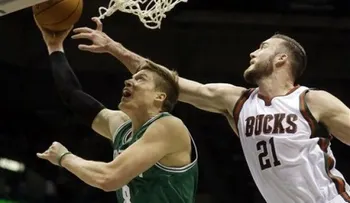 Celtics encadenan sexto triunfo tras vencer a Bucks 