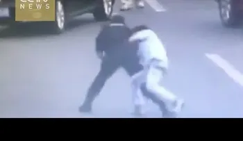 ¿Mejor que Jackie Chan? Esta mujer neutraliza a un hombre armado con una maniobra de película