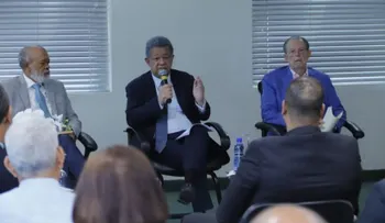 Leonel Fernández sigue consultando sectores económicos para analizar la crisis dominicana