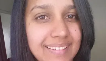 Familiares y curiosos esperan rescate de mujer del Mar Caribe