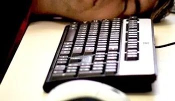Empleado bancario transfiere millones mientras dormía