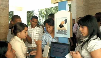 Cambio de cédulas inicia con extensas filas en el Distrito Nacional