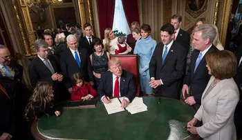 Los primeros decretos que Trump firmó como presidente