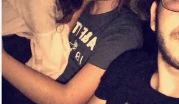 Descubre a su novia besándose con otro, y su reacción se hace viral