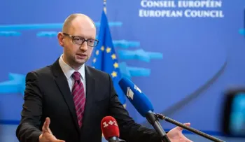 Ucrania firma acuerdo para alinearse con Europa