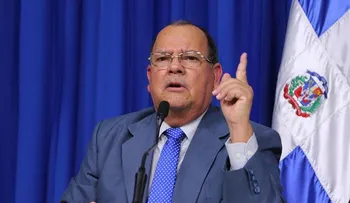 Administrador del Bagrícola, Carlos Segura Foster, felicita a los periodistas