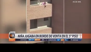 Milagrosamente niña se salva de caer de un quinto piso; su madre hablaba por teléfono