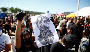 Brasileños marchan a favor y contra Bolsonaro en medio de pandemia al alza