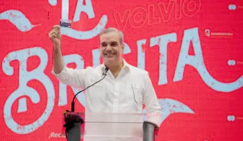 Abinader proclama "Ya llegó la Brisita", al iniciar entrega de 3 millones de bonos navideños
