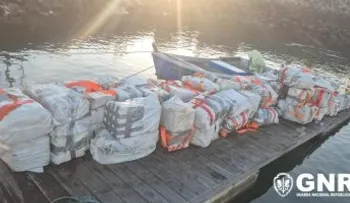 Un fallecido y tres toneladas de cocaína incautadas en operativo marítimo frente al Algarve portugués