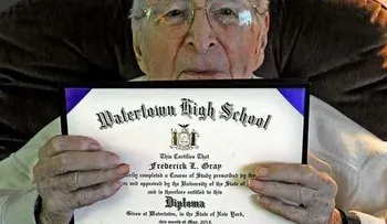 Hombre de 97 años se gradúa de escuela secundaria