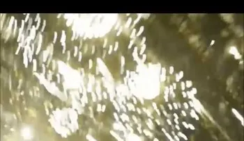 Fuegos artificiales caen en una multitud de personas