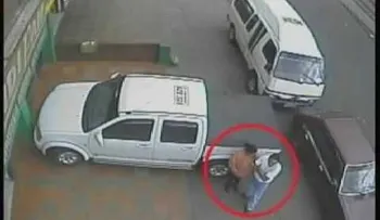 Cámara de seguridad captó nueva modalidad de robo.