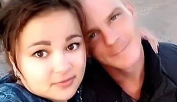 Una pareja abandona sus dos bebés para emborracharse; uno de ellos muere