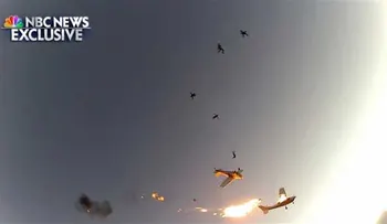 Video: terrible colisión entre paracaidistas