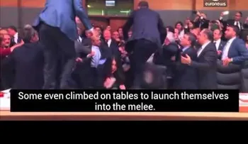 Una sorprendente batalla campal estalla en el Parlamento turco (VIDEO)